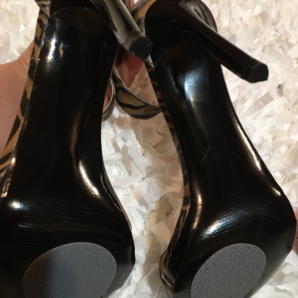 Carlos Santana gold zebra heels - Picture 4 of 6